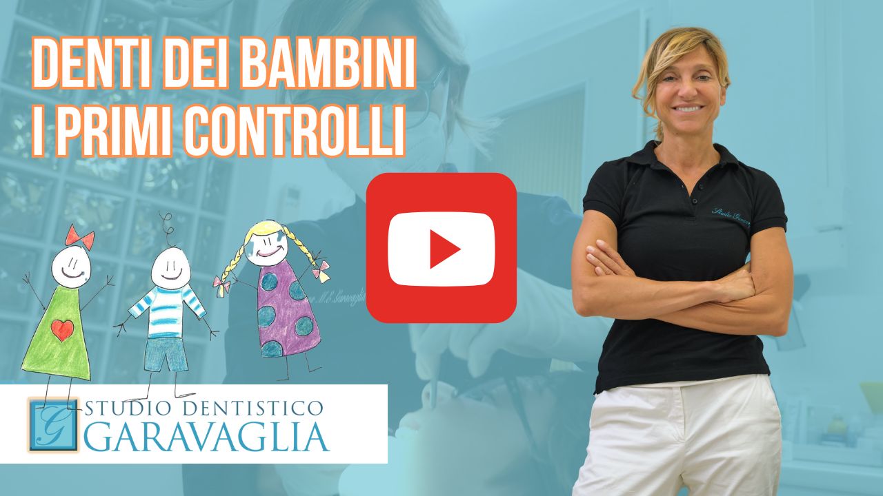 Un sorridente dentista per bambini in una clinica odontoiatrica è in piedi con le braccia incrociate accanto a disegni di bambini e al testo "Denti dei bambini I primi controlli" con l'icona del pulsante play di YouTube.